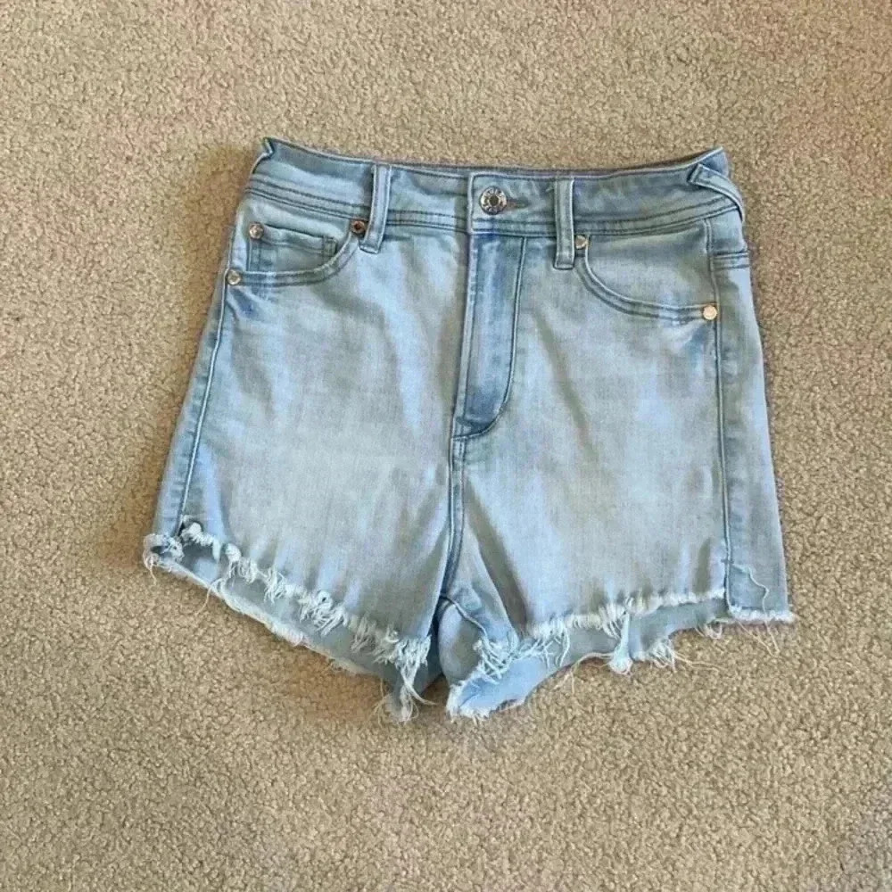 Guess light wash high rise stretchy denim shorts in size 25